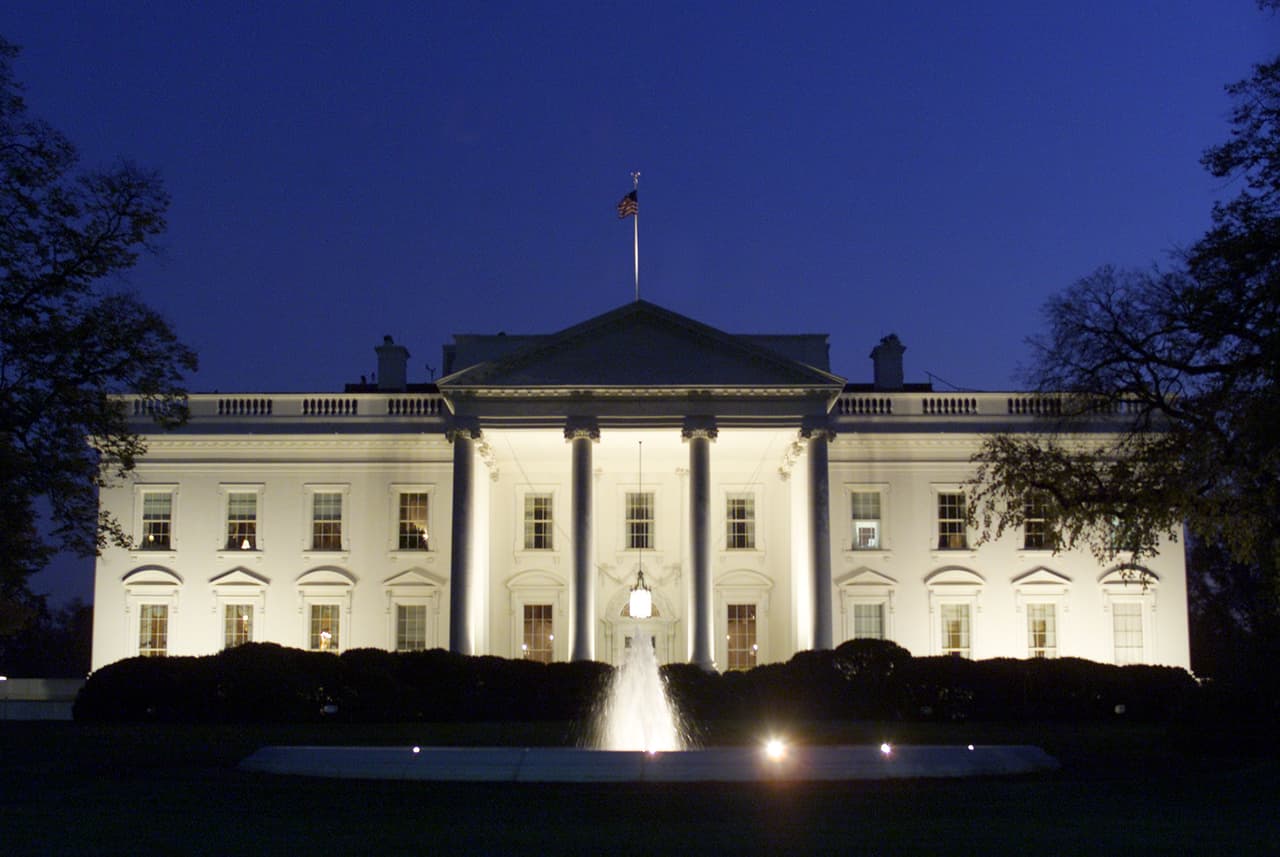 La Casa Blanca, ubicada en la Avenida Pennsylvania 1600, fue construida en 1790 bajo la dirección del arquitecto irlandés James Hoban, y fue inaugurada oficialmente por John Adams diez años después, en 1800. Pronto, varias desgracias caerían entre sus pasillos...