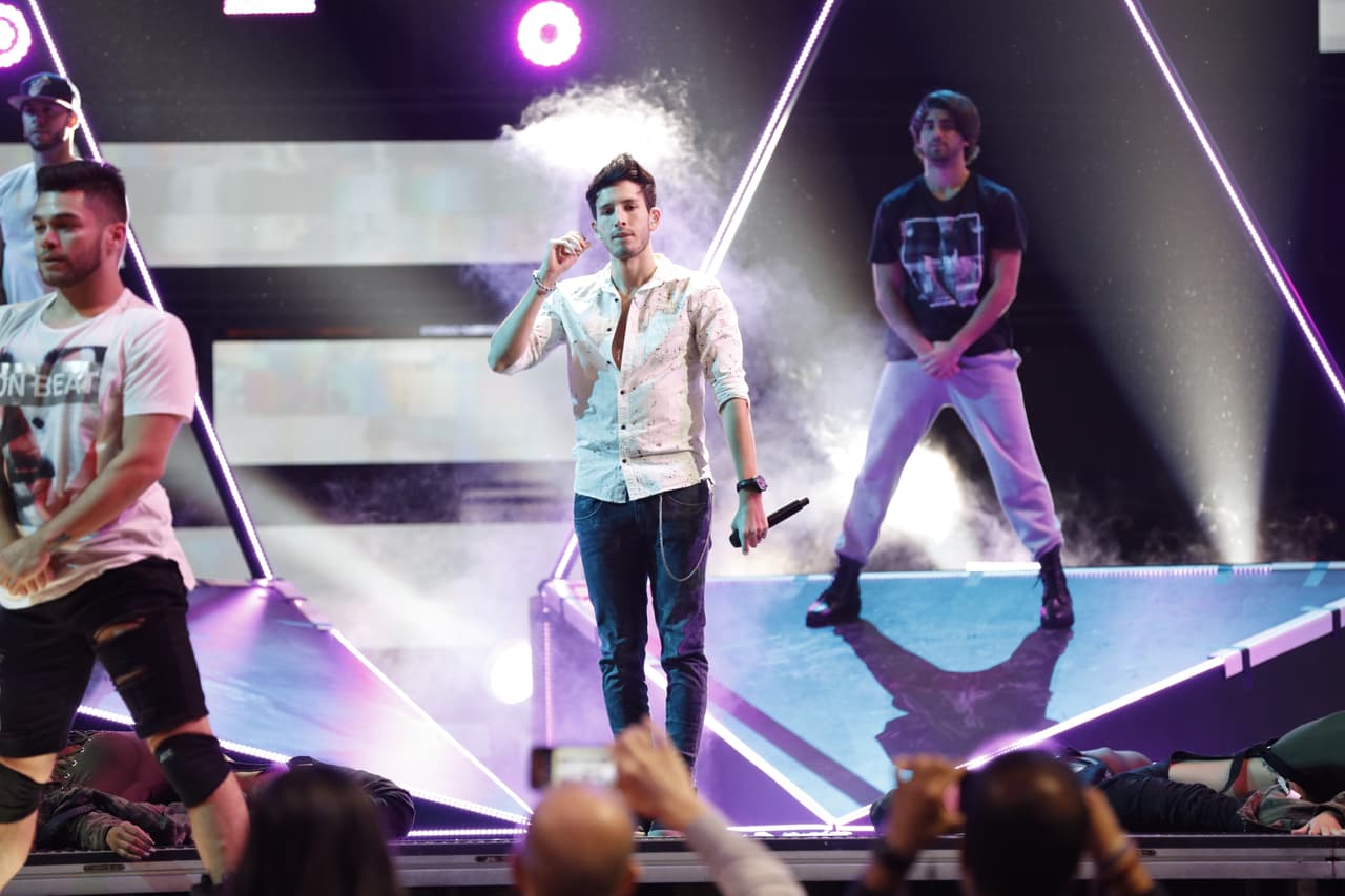 Durante su ensayo, el cantante probaba que el audio sonara excelente para el gran día.