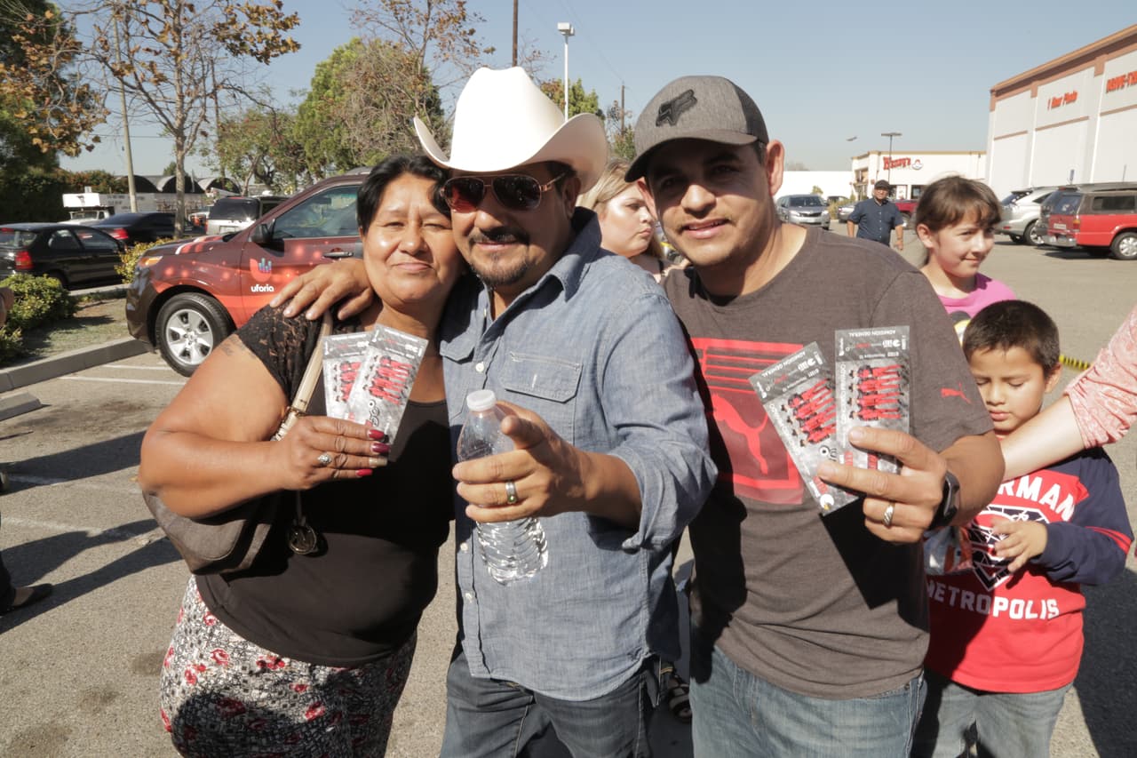 'El Bueno, La Mala y El Feo' entregando boletos en la ciudad de Carson.