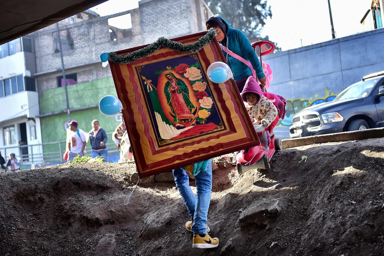 Los peregrinos que se dirigen a pie hasta el centro religiosos lo hacen desde varios lugares del país. Algunos cumplen promesas o esperan por milagros.