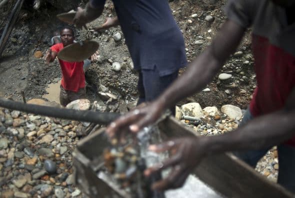 "Eso sin contar con lo que alcanzan a explotar en sus propias minas, donde sacan oro de 24 quilates, y cada onza puede costar en el mercado $1,240", añadió el investigador.