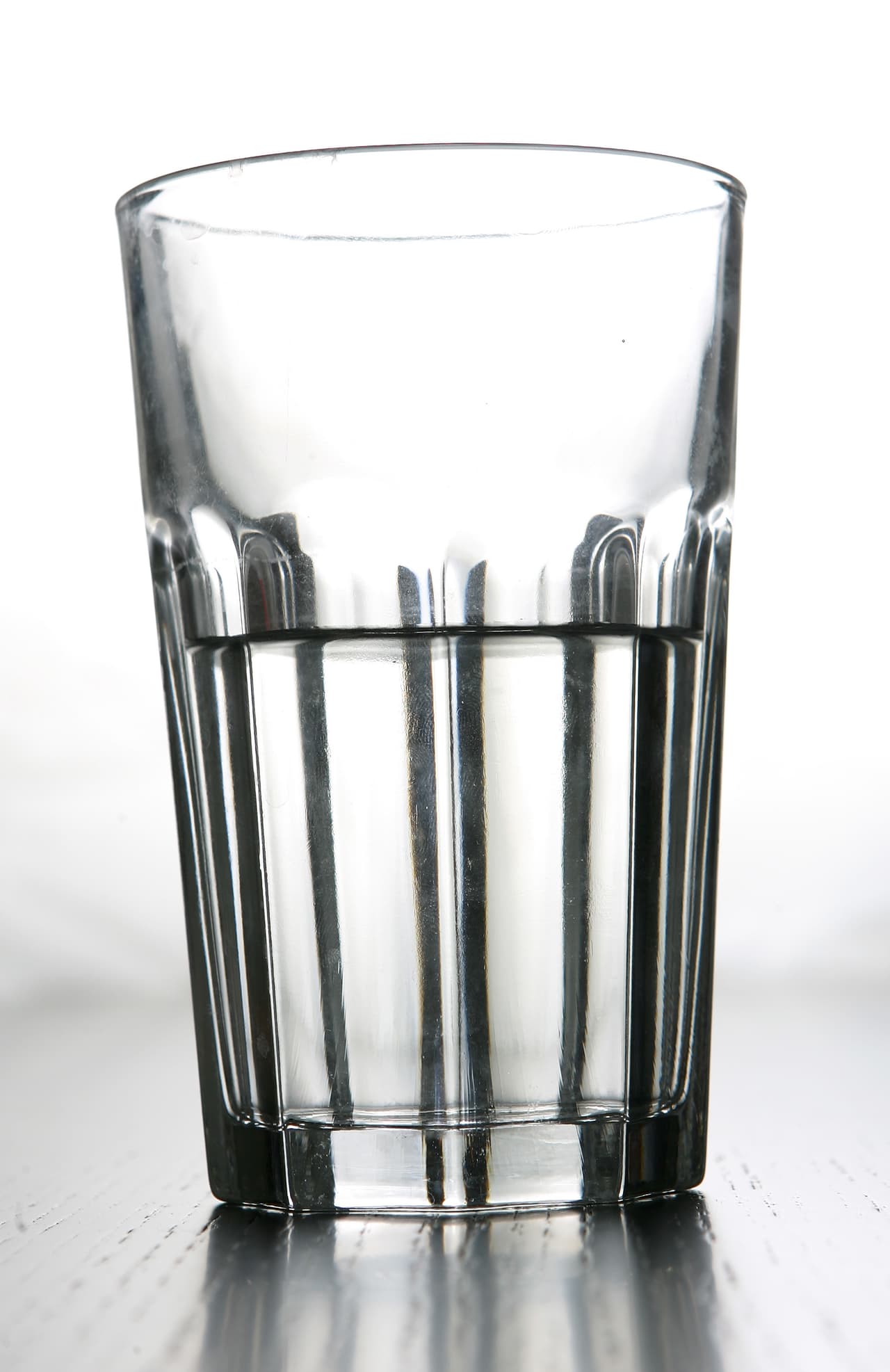 AGUA- Este elemento además de representar la fuente de vida, también se ofrece a las ánimas para mitigar su sed luego del largo recorrido del más allá al mundo de los vivos.