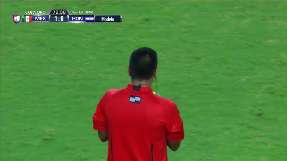 Tarjeta amarilla. El árbitro amonesta a Luis Rodríguez de Mexico