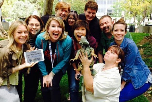 Y parte del equipo de la Nasa, dejó de hacer lo que estaba haciendo para salirse a tomar su #GlobalSelfie. Foto tomada de Twitter.