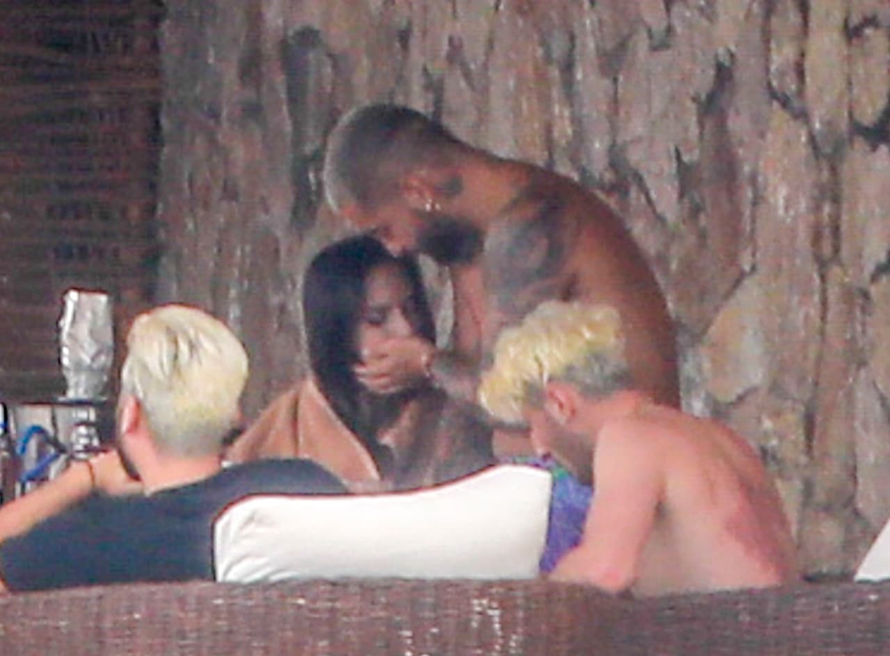 Y en ocasiones, Maluma se acercaba a ella para acariciarle el rostro y besarla de manera cariñosa.