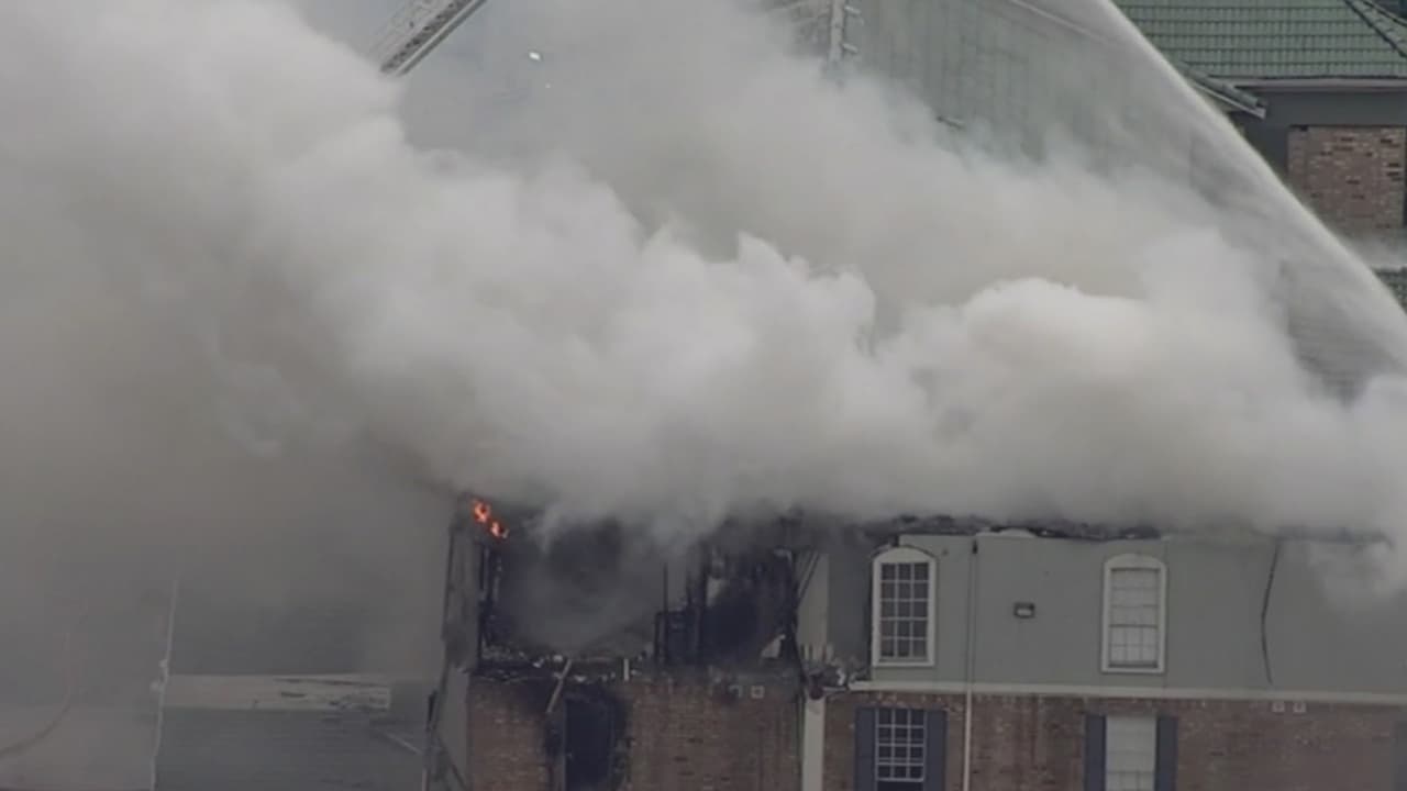 Investigan las causas de un masivo incendio en un complejo de apartamentos al oeste de Houston