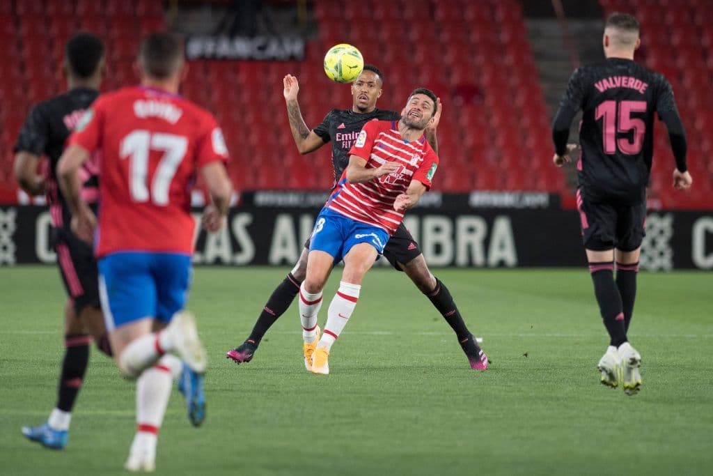 El Real Madid muestra su poderío y con los goles de Luka Modric, Rodrygo, Ávaro Odriozola y Karim Benzema, el Real Madrid golea 1-4 al Granada y aprietan al Atlético de Madrid en la pelea por el título de La Liga.