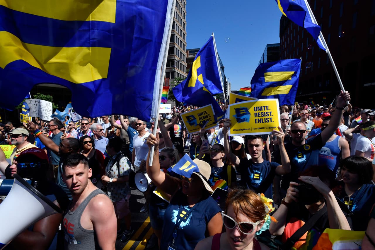 Miembros y partidarios de la Campaña de Derechos Humanos, la organización más grande de la nación que lucha por la igualdad de lesbianas, gays, bisexuales, transexuales y queer, se unen para la Marcha por la Igualdad Nacional, en Washington.
