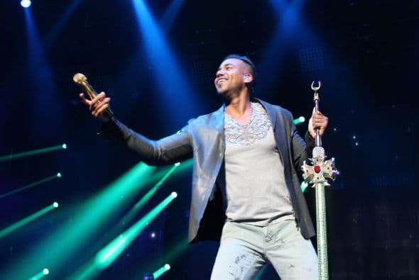 El Rey de la Bachata tuvo casa llena en el Toyota Center este miércoles, ve aquí las mejores imágenes de la noche.