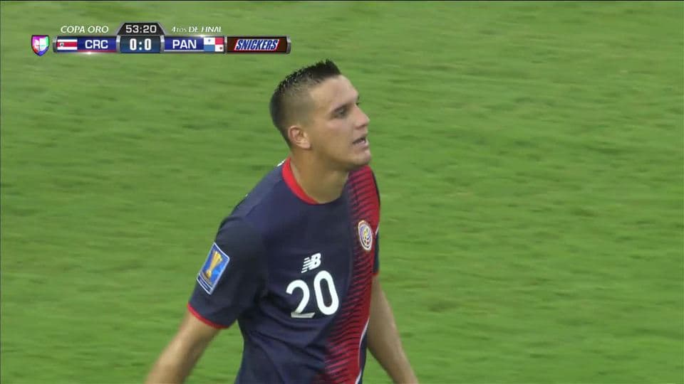 Roberto Chen despeja el balón y aleja el peligro