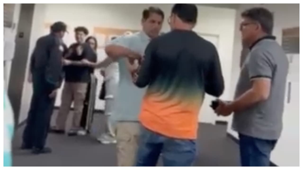 “Por qué si no he hecho nada me llevan esposado”: joven cubano con I-220A es arrestado por ICE en corte de Miami
