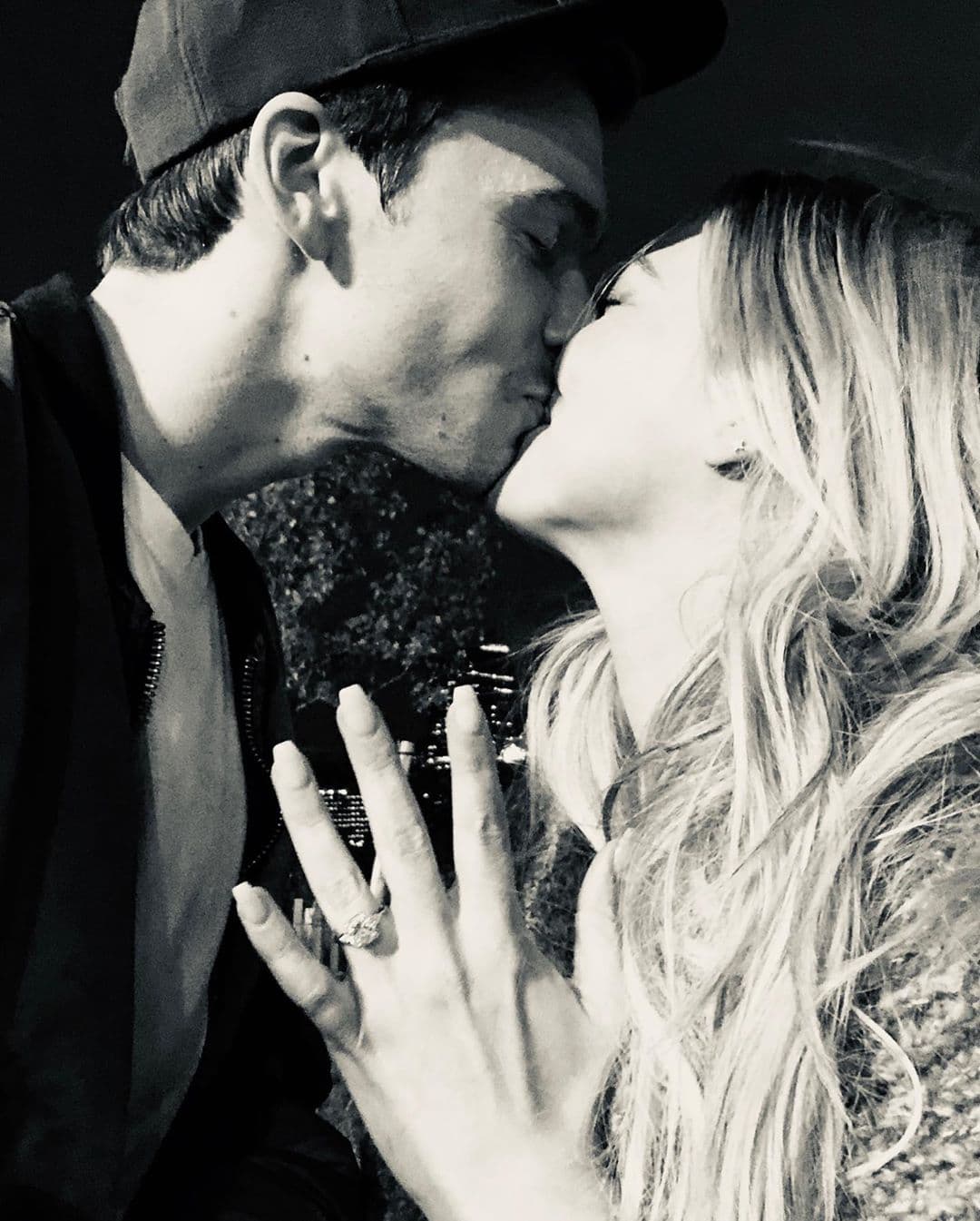 En otro de los momentos que publicó, se ve a la feliz pareja mostrando el instante del beso.