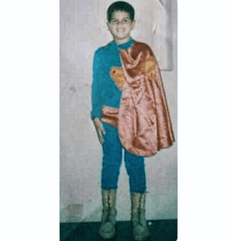 Un #TBT donde Yisus recuerda que "no había pa las botas rojas del disfraz, pero mi viejo me dijo que esas eran casi lo mismo".