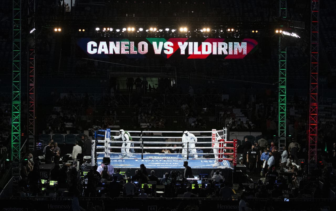 Los primeros episodios, el mexicano castigaba ligeramente a Yildirim. Canelo mandó a la lona al turco en el tercer asalto con un tremendo jab de derecha. Yildirim se levantó, pero ya no salió al cuarto asalto. Fue así como Canelo retuvo los cetros de peso supermediano del CMB y AMB.