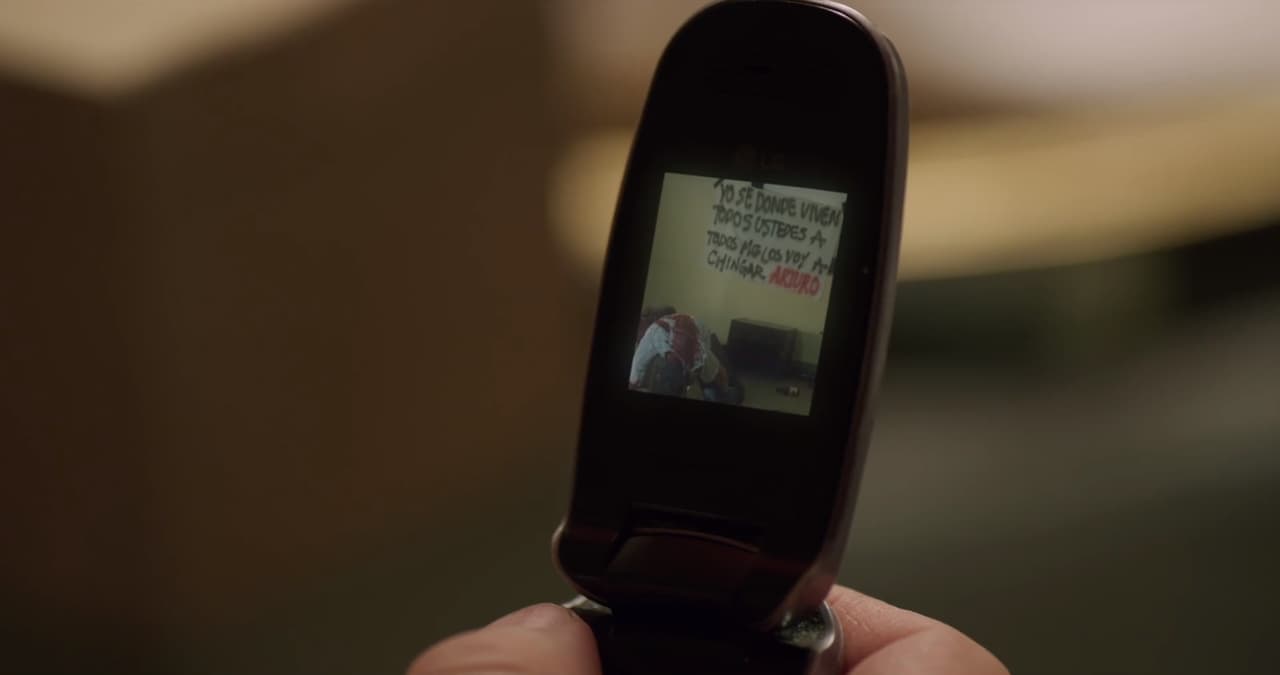 Una fotografía de la pila de muertos y la narcomanta con la nueva advertencia de Arturo Bernal Leyda fue enviada al celular de ‘El Chapo’ quien se negó a caer en su juego de miedo y paranoia y pidió a ‘Don Sol’ ayuda para decretar un toque de queda.