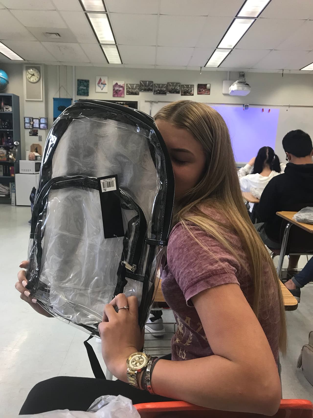 Los estudiantes de Parkland vuelven a clases con mochilas transparentes... y algunos dicen sentirse como en una prisión