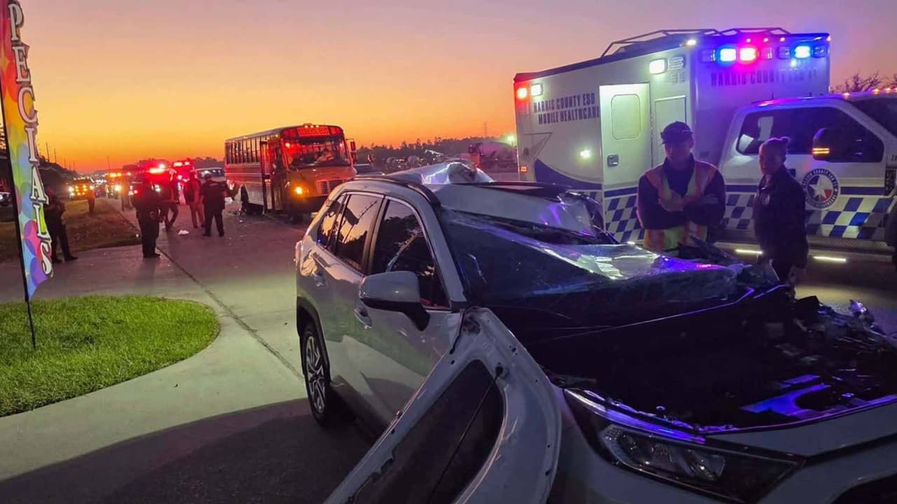 Autobús escolar es impactado por detrás mientras estudiantes subían cerca de FM 1960 y Aldine Westfield