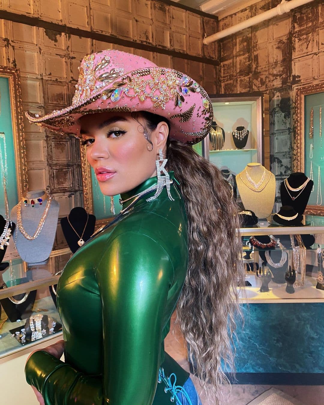 Toda una 'Bichota', así es como la bomba colombiana se describió ante esta foto de su instagram, luciendo un original sombrero vaquero rosa, una blusa verde y sus enormes y costosos aretes con su inicial. "Me siento 'bichota' sin salir del bloque", posteó junto a esta sexy imagen.