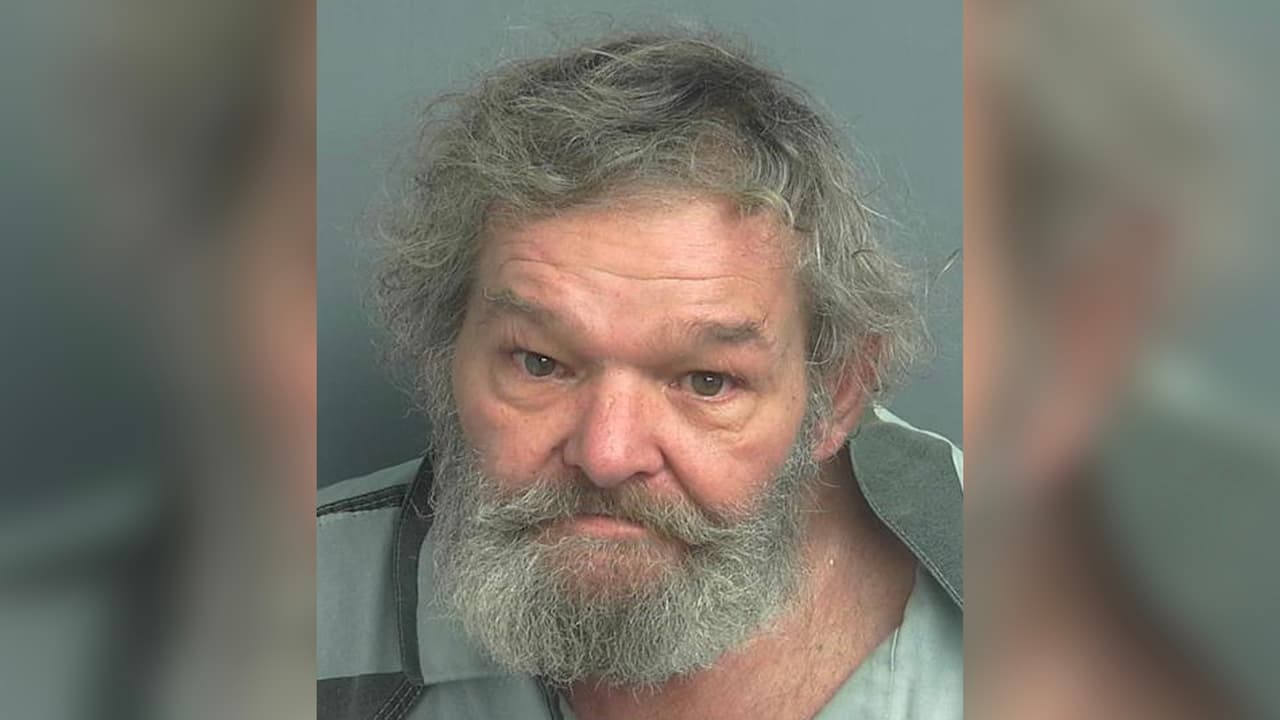 Harold Eugene Bass, 65 años. Mide 5 pies 9 pulgadas de estatura. Pesa 143 libras. Cabello castaño, ojos cafés. Enfrenta cargos de asalto con agravantes con un arma. Último domicilio conocido: Morgan Drive, Splendora, Texas.