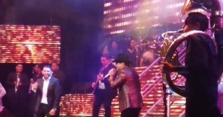 Y para demostrar lo anterior, ambos cantantes deleitaron a los presentes con el tema 'Hay amores', donde además mostraron algunos pasos de baile que provocaron los aplausos y silbidos de sus fanáticas.