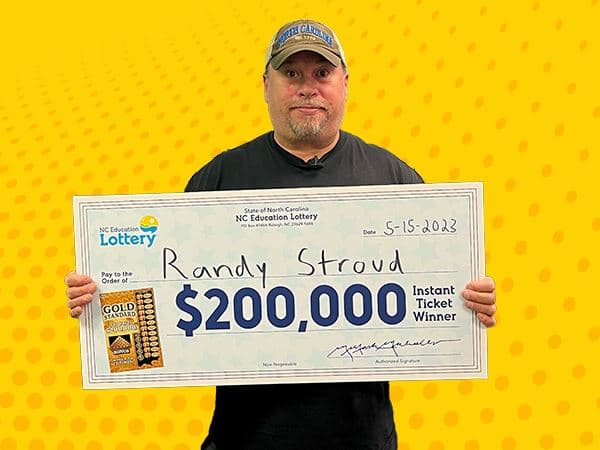 Abuelo ganó $200,000 en el raspadito de la Lotería; los invertirá en restaurar su auto de 1972