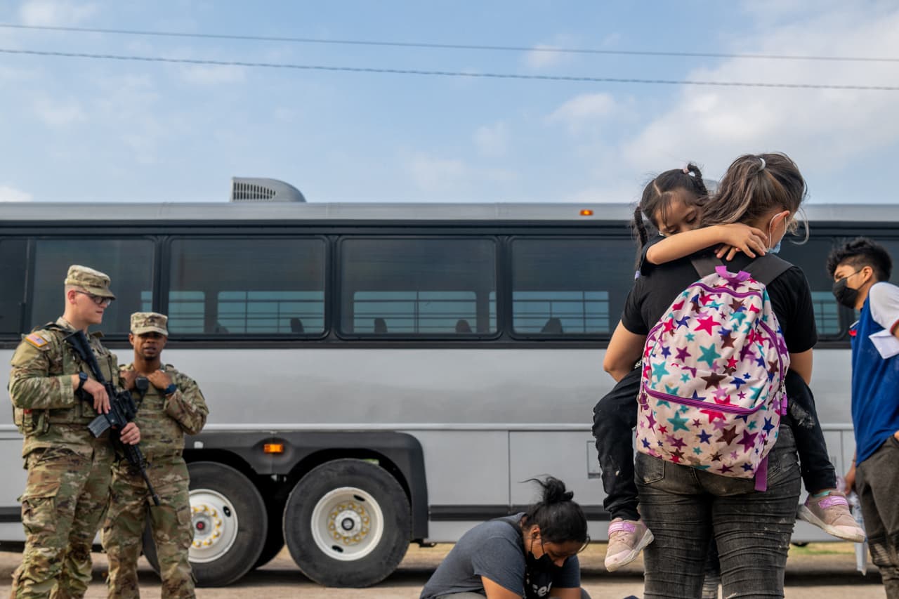 Texas aprueba una ley estatal para detener y expulsar inmigrantes indocumentados: ¿puede hacerlo?