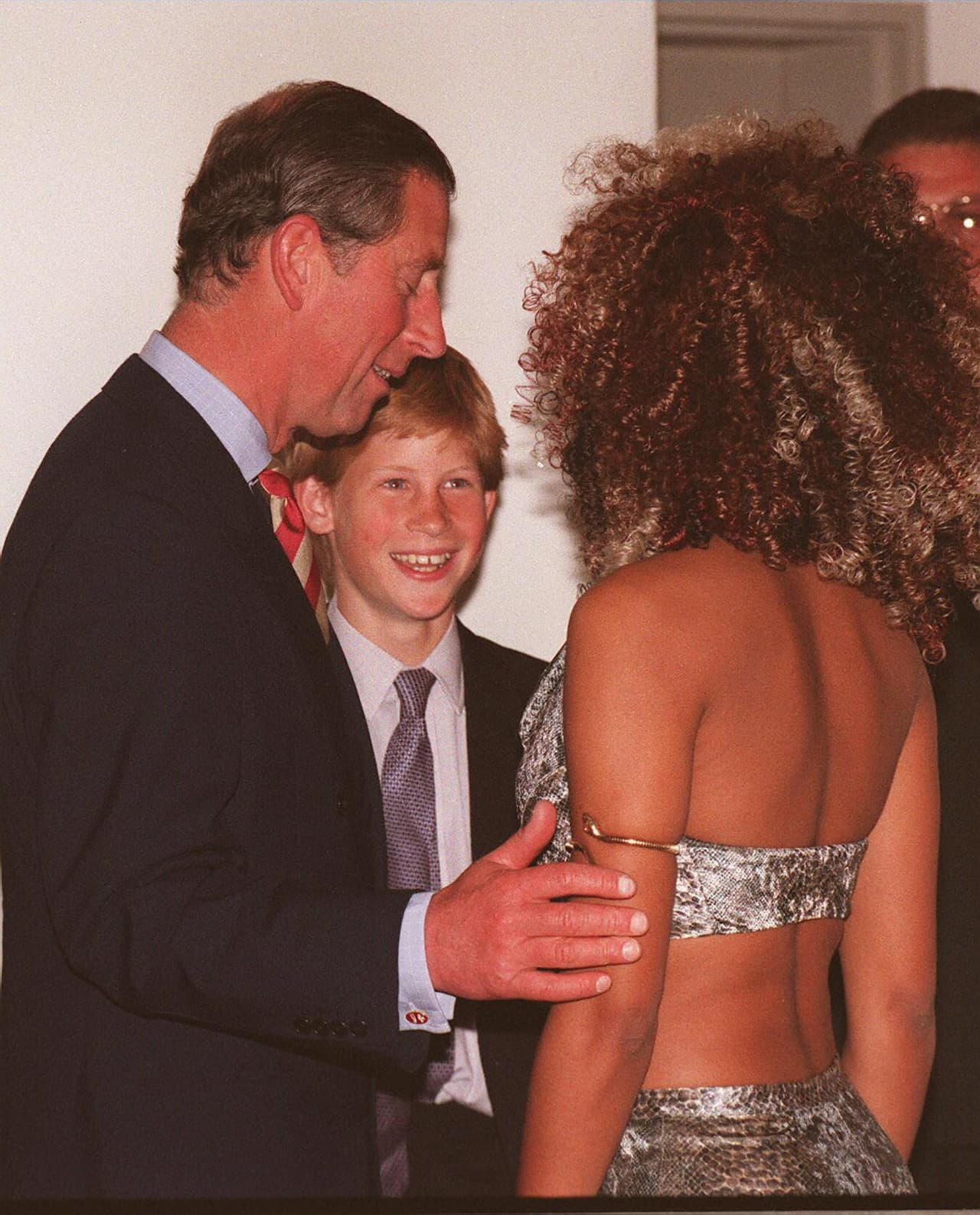 El príncipe tenía 13 años cuando fue tomada esta fotografía, del día en que conoció a las Spice Girls, solo un par de meses después de haber perdido a su madre, quien murió el 31 de agosto de 1997 en un accidente de tránsito.