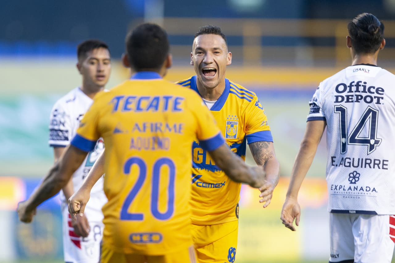 Dueñas sacó un disparo cruzado desde fuera del área que fusiló el arco de Ustari.