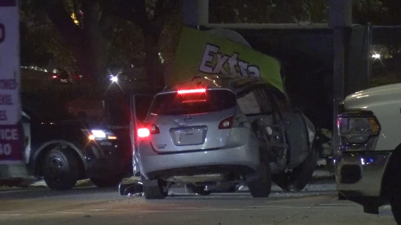 Conductora choca contra un aviso en Houston mientras intentaba escapar de la policía