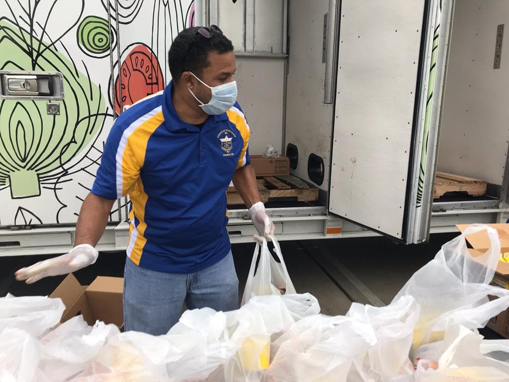 La organización Caridades Católicas lidera otro esfuerzo por proveer alimentos a las familias que han resultado mayormente impactadas por la crisis de salud. Repartieron dos despensas móviles con productos frescos, carne y otros alimentos a individuos y familias al sur de Oak Cliff.