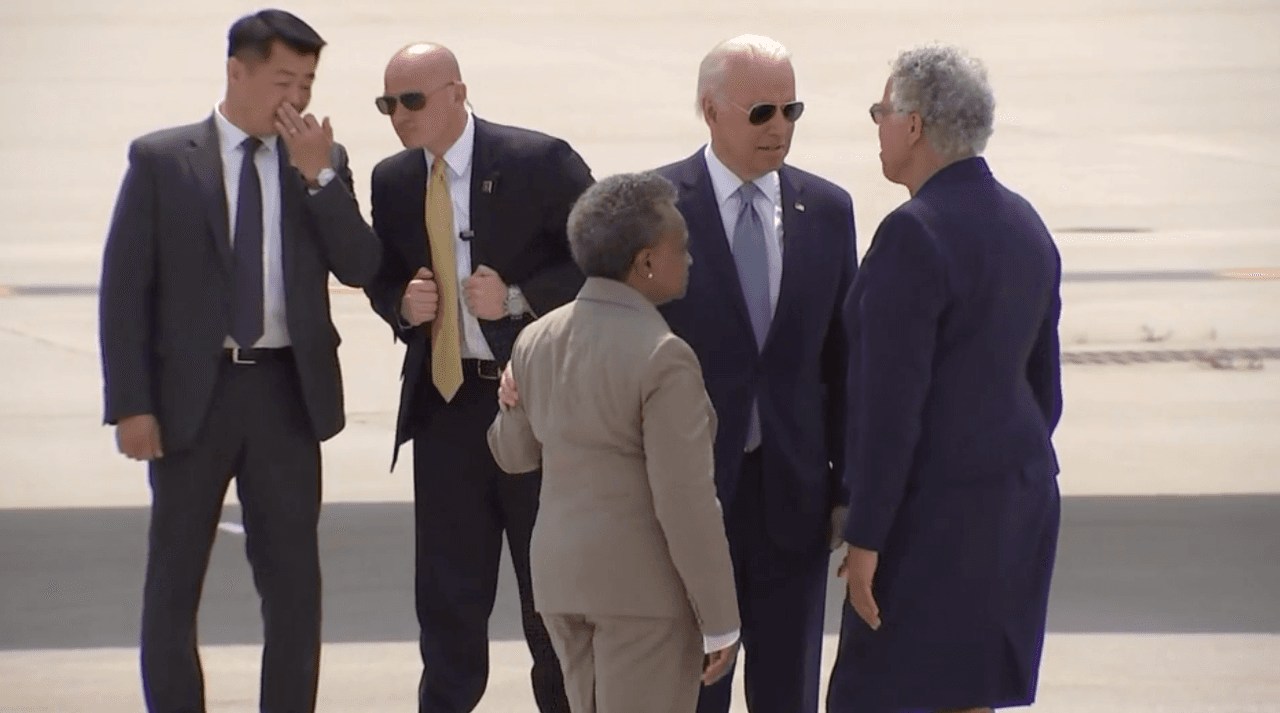 La alcaldesa de Chicago, Lori Lightfoot, y la presidenta del condado Cook, Tony Preckwinkle, sostuvieron un breve encuentro con el presidente Joe Biden a su llegada al aeropuerto O'Hare.