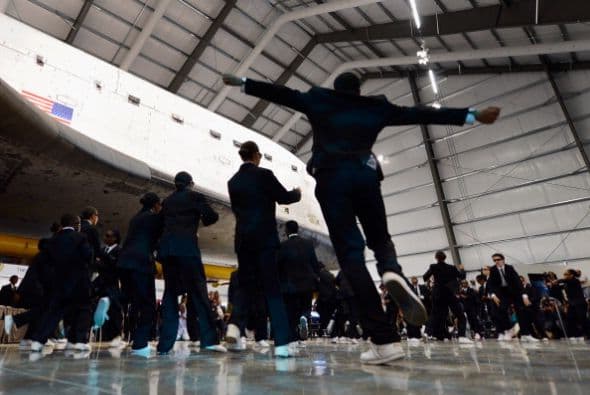 Los tres motores del Endeavour fueron construidos y controlados desde Canoga Park, en el valle de San Fernando. Muchos de los ingenieros que trabajaron en su desarrollo y que monitorearon su trabajo en el espacio nacieron y estudiaron en algún vecindario de Los Ángeles.