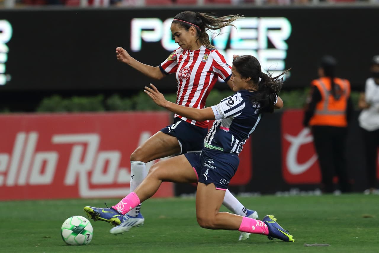 A la media hora, Carolina Jaramillo se armó una jugada de fantasía, se quitó de encima a varias defensas Rayadas y definió al costado para el 1-0 de Chivas.