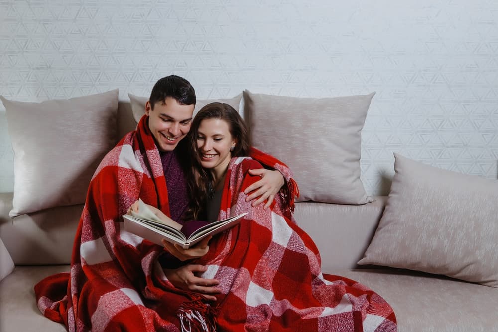 <b>CÁNCER</b>
<br>Sensible, doméstico, hogareño, amoroso y familiar. Necesitas esa persona que también te entienda, que sea tan sensible como tú, que le guste la familia y los hijos.
<br>