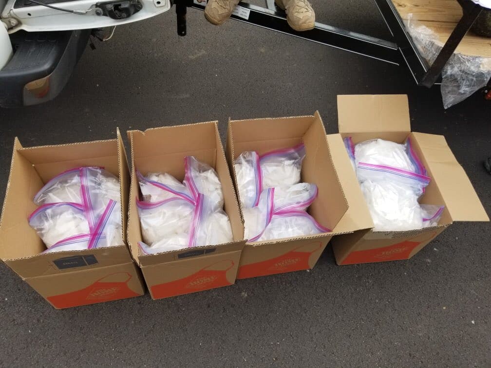 Tres hombres fueron detenidos este miércoles en una operación antidrogas en Dallas, Georgia, en la que también se confiscaron decenas de kilogramos de metanfetamina lista para distribuir y se desmanteló un laboratorio clandestino.