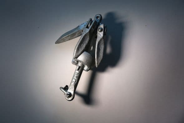 Una ancla de lancha, pesada y puntiaguda