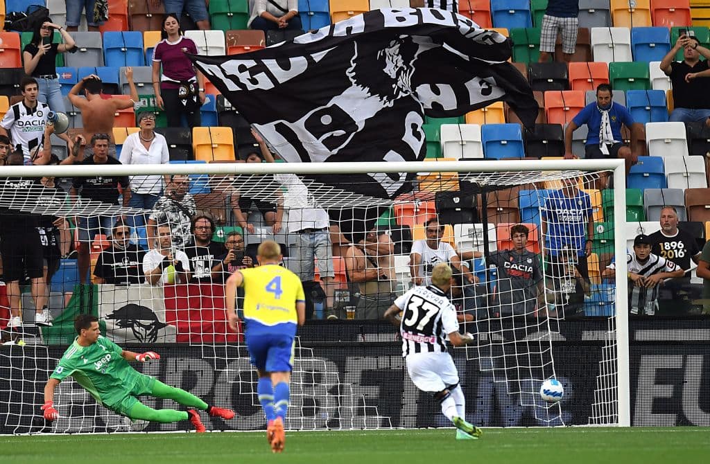 Se empata el partido entre la Juventus y Udinese en la Serie A, con marcador de 2-2. Los de la Veccia Signora ganaban el partido durante la primera mitad con goles de Paulo Dybala y Guillermo Cuadrado, pero Roberto Pereyra convirtió penal y gol para los visitantes, seguido de Gerard Deulofeu; Cristiano anotó el tercero pero fue anulado.