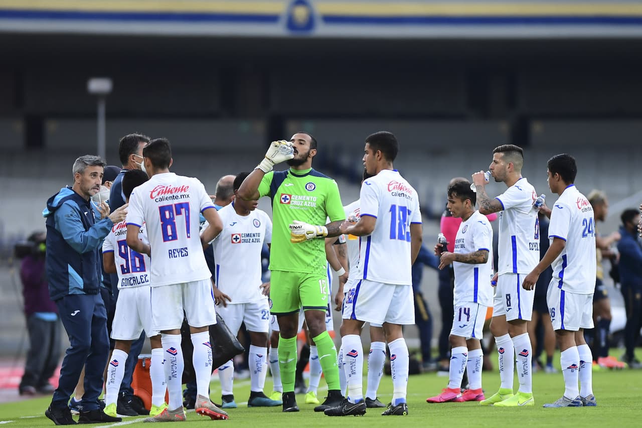 Cruz Azul se iba al descanso ganando 1-2 con un cuadro formado en su mayoría por jóvenes.