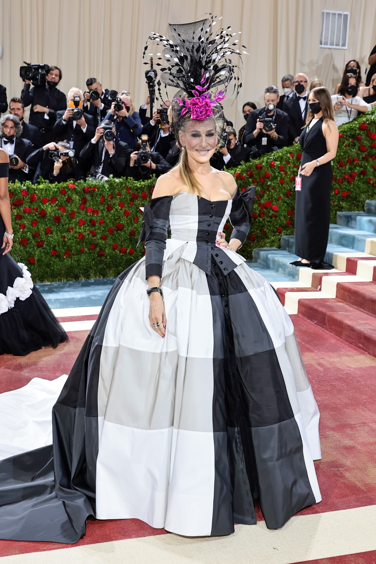 <b>Sarah Jessica Parker</b>
<br>Con el vestido que utilizó en la Met Gala 2022 rindió un homenaje a Elizabeth Hobbs Keckle, la primera diseñadora mujer afroamericana de la Casa Blanca. Elizabeth era una exesclava que se convirtió en la modista oficia de Mary Todd Lincoln. El vestido de Parker está inspirado en un diseño de Keckle en la década de 1860.
<br>