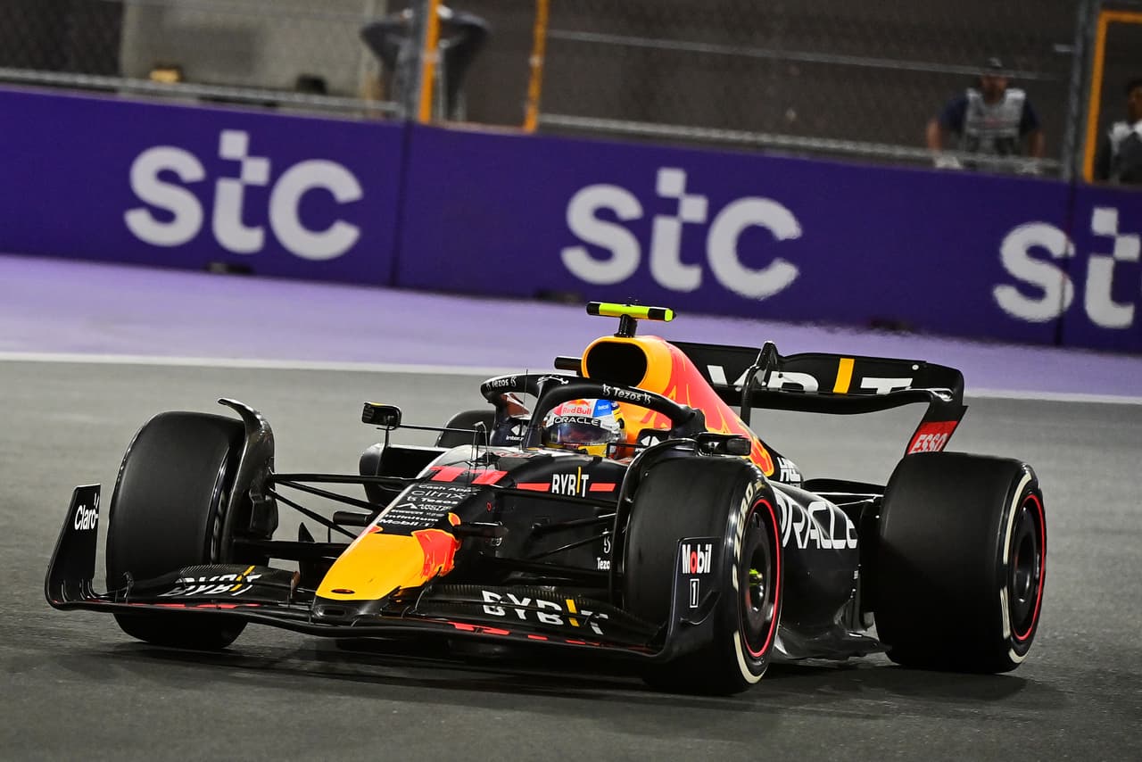 Max Verstappen fue el gran vencedor del GP de Arabia Saudita de la Fórmula 1 sobre Ferrari; Sergio Pérez sufrió una mala estrategia y qued´´o en cuarto tras iniciar en primer lugar.