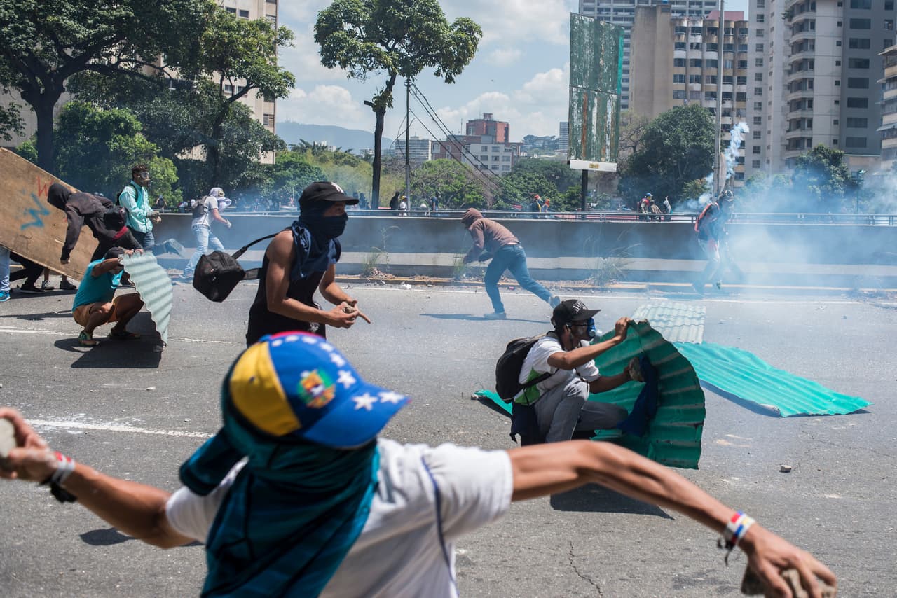 Los grupos de ataque de los activistas opositores se turnan para ir a la vanguardia contra los agentes de la Policía Nacional Bolivariana, que responden con perdigones y gases lacrimógenos. 8 de abril de 2017.