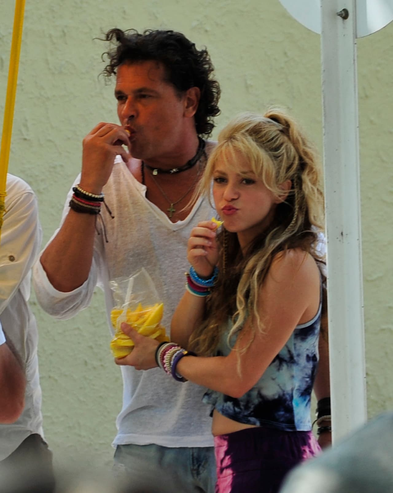 También felicitó a sus compañeros que compiten en las mismas categorías que él, y alentó a aquellos que aún no consiguen estar en Latin GRAMMY a no dejar de trabajar.