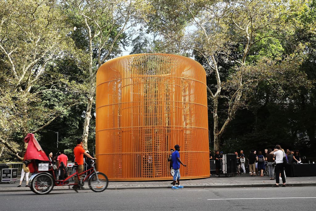 La historia de Weiwei en Nueva York también es instrumental en entender la muestra, porque la ciudad fue uno de los hogares del artista. Esta es la instalación en la plaza Doris C. Freedman en el Central Park.