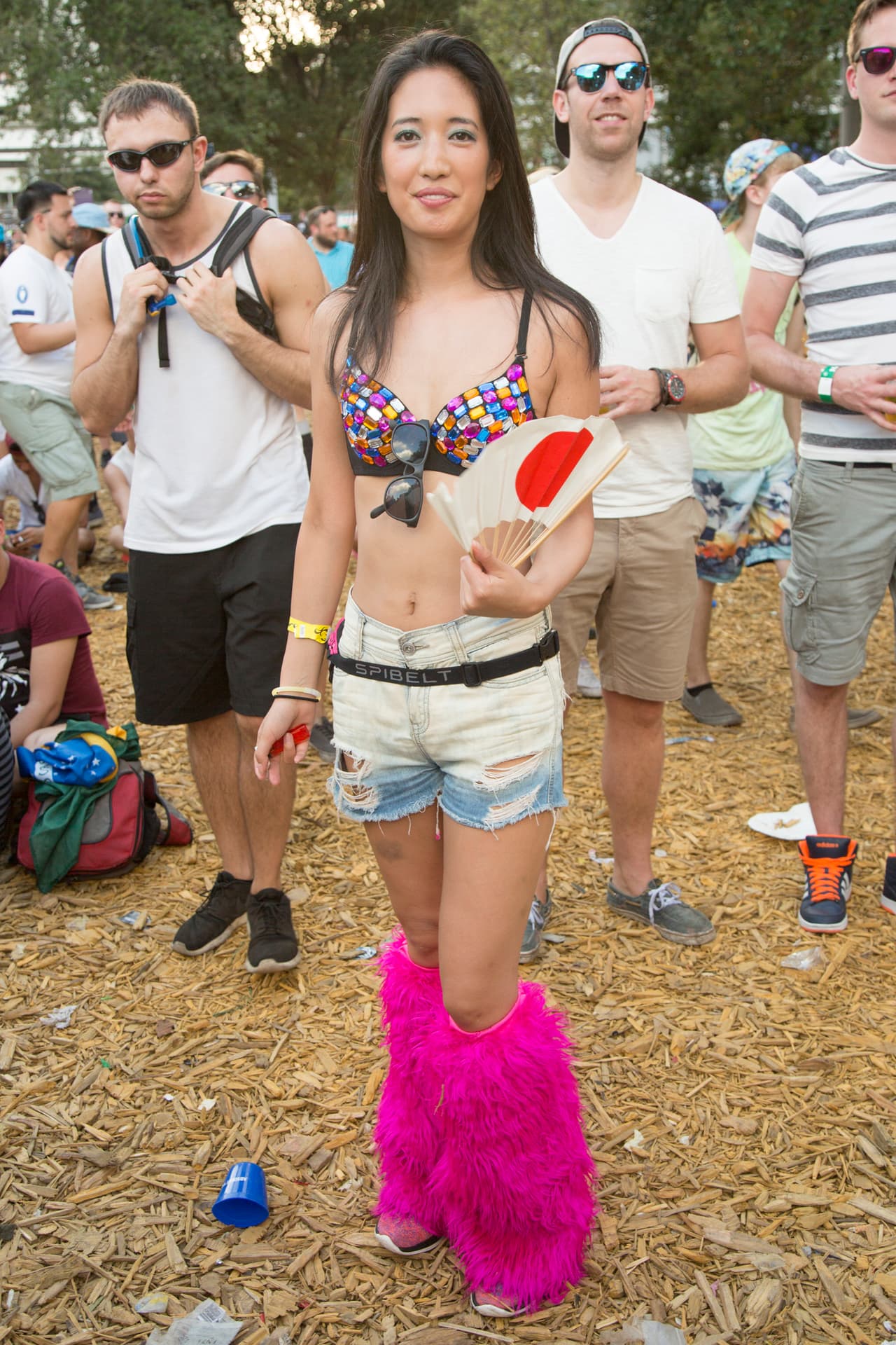 Viajar desde Japón, Birmania, México, Belice al Ultra parece una cosa normal entre lo jóvenes que alzan banderas e insignias orgullosos delatando sus orígenes.