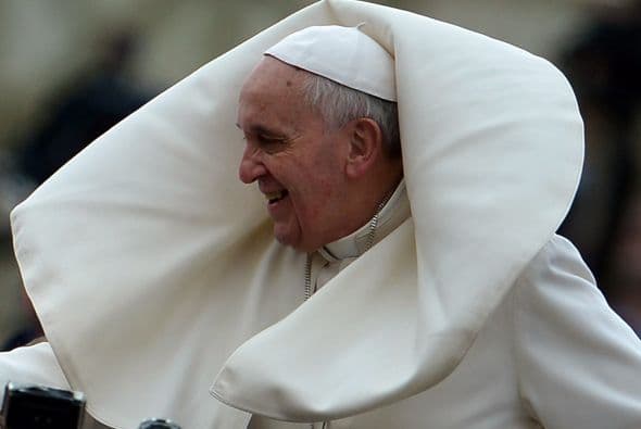 Incluso el viento que le ha jugado malas pasadas no le quita la sonrisa a Bergoglio.