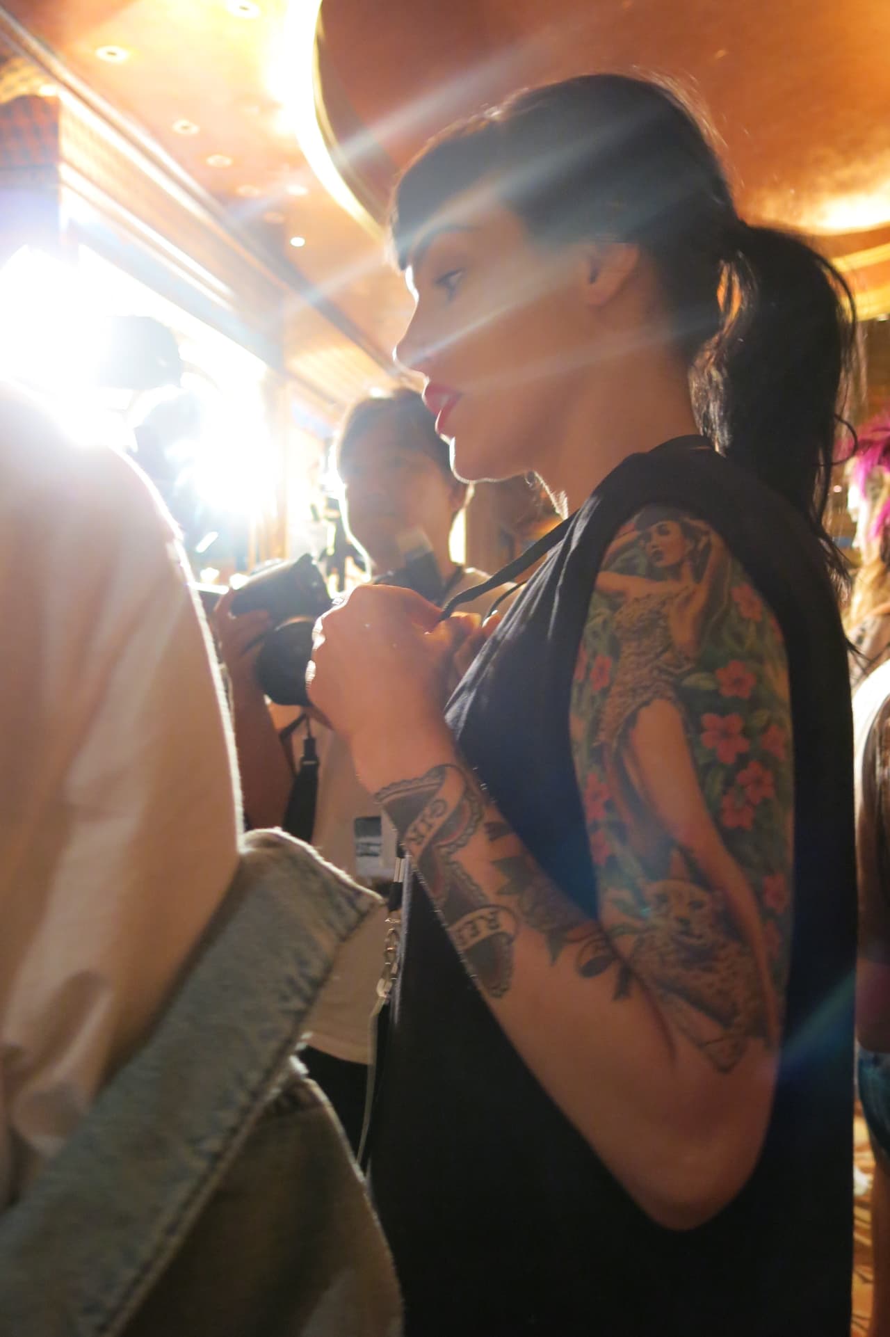 Una muy sexy y de largas piernas plasmada en el brazo de esta maquillista.