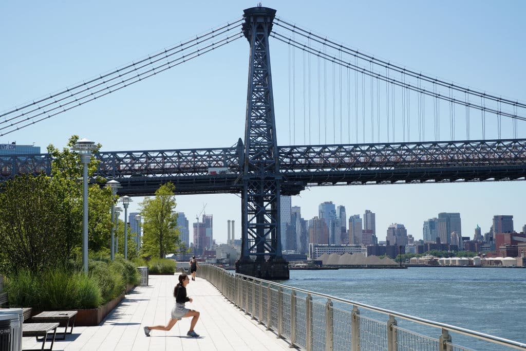 Arrestan a cinco adolescentes escalando el puente Williamsburg de Nueva York