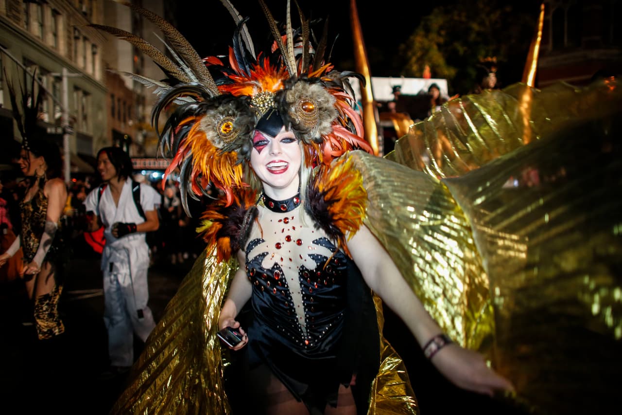 Disfrazados con ropa sexy, horrorosos zombies, superhéroes y muchos más con atuendos inspirados en la cultura mexicana, como catrinas, miles de personas participaron en el desfile anual de Halloween en Nueva York. Según organizadores fueron más de dos millones los asistentes a este reconocido evento.