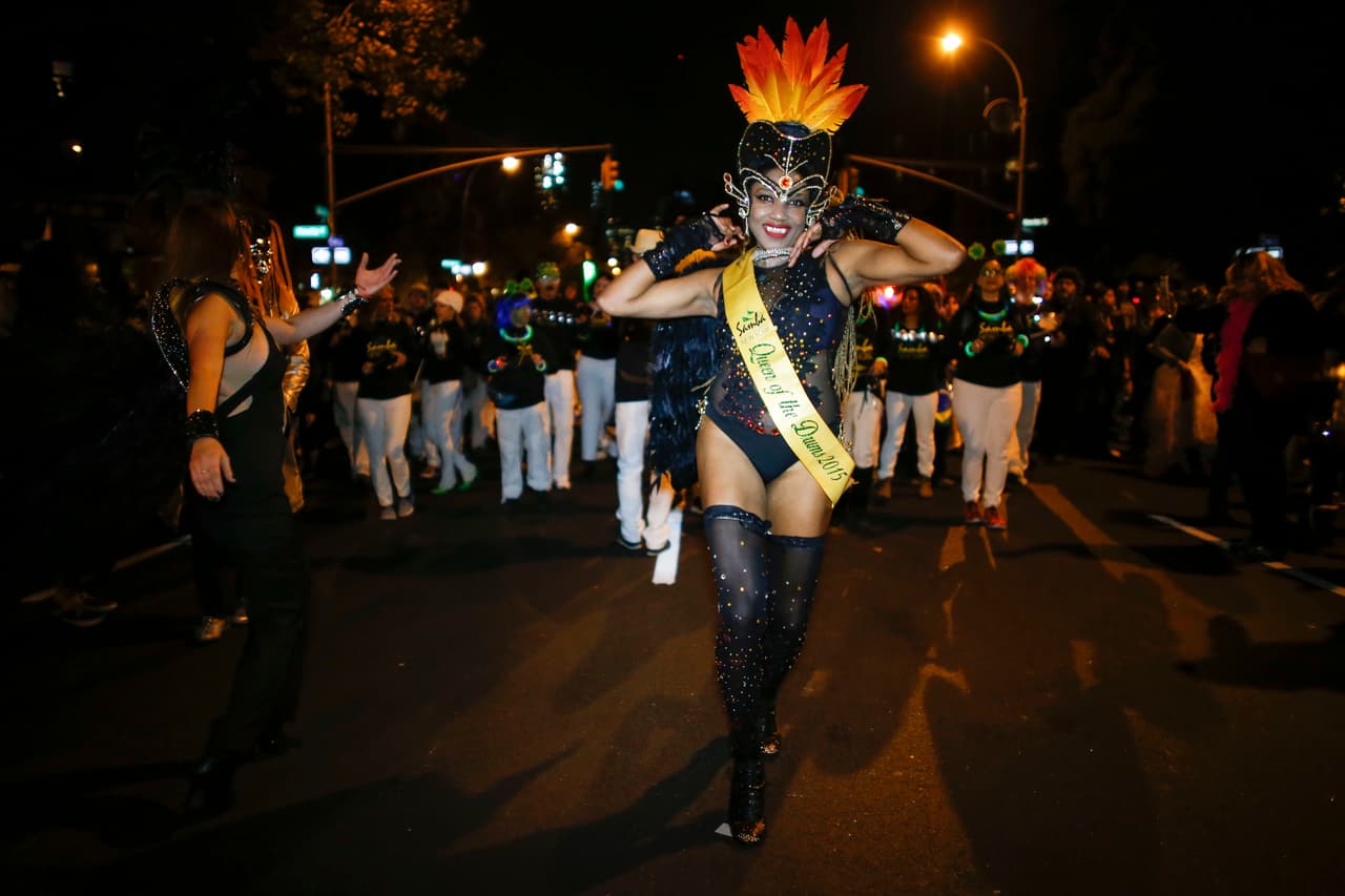Disfrazados con ropa sexy, horrorosos zombies, superhéroes y muchos más con atuendos inspirados en la cultura mexicana, como catrinas, miles de personas participaron en el desfile anual de Halloween en Nueva York. Según organizadores fueron más de dos millones los asistentes a este reconocido evento.