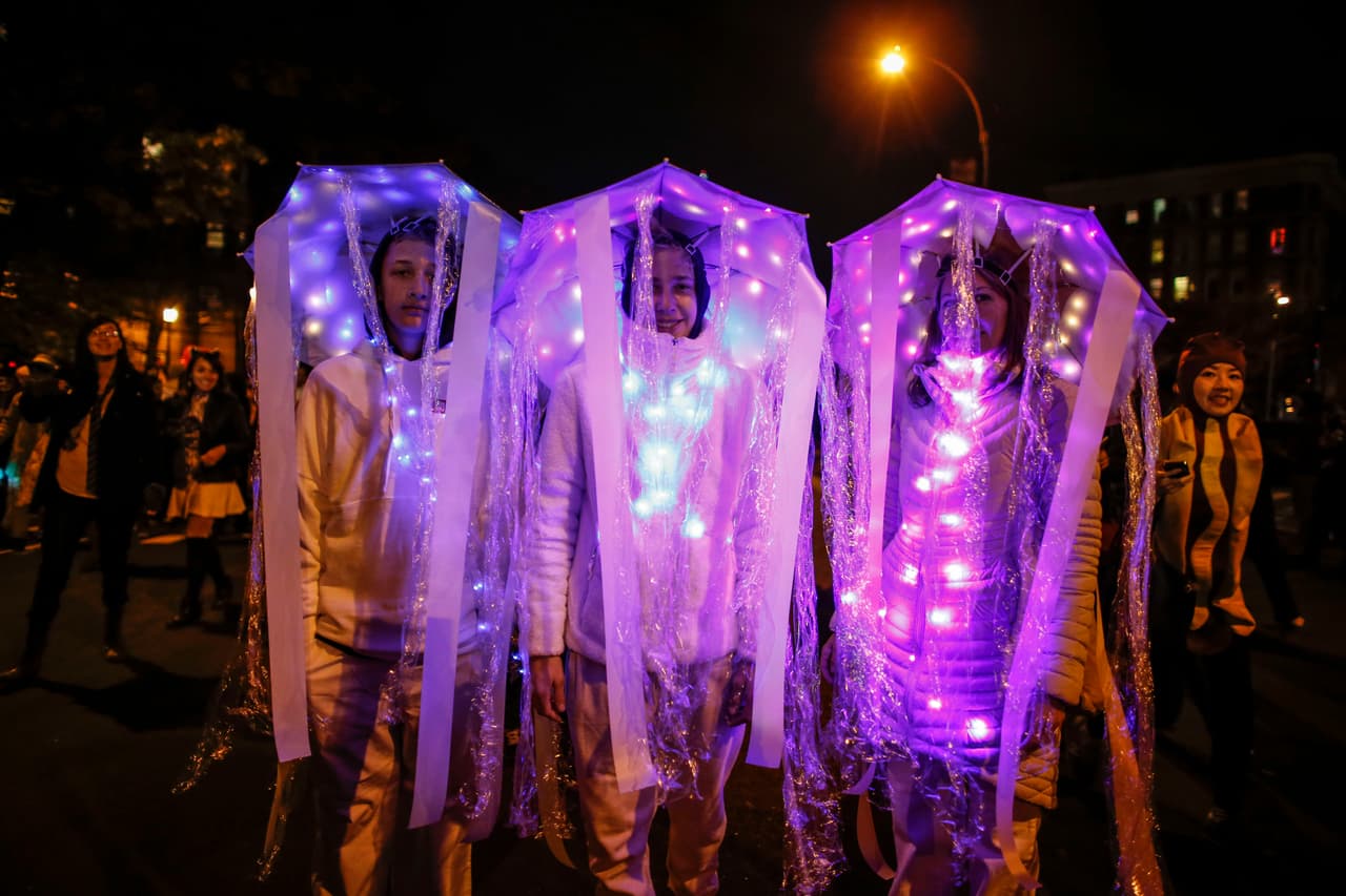 Disfrazados con ropa sexy, horrorosos zombies, superhéroes y muchos más con atuendos inspirados en la cultura mexicana, como catrinas, miles de personas participaron en el desfile anual de Halloween en Nueva York. Según organizadores fueron más de dos millones los asistentes a este reconocido evento.